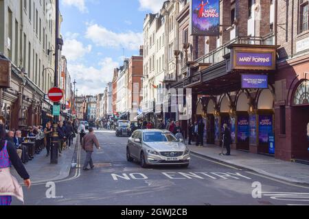 Londres, Royaume-Uni. 3 octobre 2021. La circulation revient à Old Compton Street à Soho le week-end tandis que la terrasse, les places de rue pour les bars et les restaurants, introduits pendant la pandémie du coronavirus, prend fin. Credit: Vuk Valcic / Alamy Live News Banque D'Images