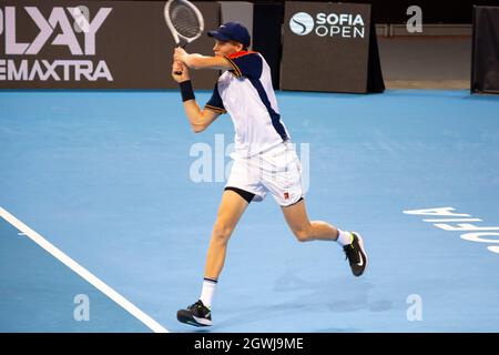 Jannik Sinner joue contre Gael Monfils lors de la finale du tournoi de tennis intérieur Sofia Open 2021 ATP 250 sur terrains durs Banque D'Images