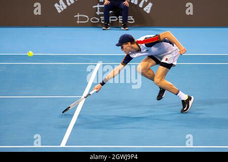 L'Italien Jannik Sinner en action contre le Français Gael Monfils lors de la finale masculine en simple du tournoi de tennis intérieur Sofia Open 2021 ATP 250 sur terrains durs Banque D'Images