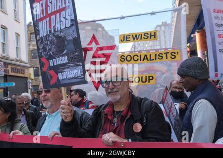 Londres, Royaume-Uni. 3 octobre 2021. L'historien juif David Rosenberg à l'avant de la marche. Les gens se réunissent à l'occasion du 85e anniversaire de la bataille de Cable St pour se souvenir de l'acte d'unité contre la menace fasciste lorsque les communautés juive et irlandaise de l'est de Londres et leurs alliés ont bloqué les rues pour empêcher Oswald Mosley et son Union britannique des fascistes de marcher. Ils ont défilé de Dock St le long de Cable St à un rassemblement à côté de la fresque dans les jardins de St George Peter Marshall/Alay Live News Banque D'Images