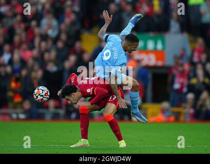 Curtis Jones de Liverpool (à gauche) et Gabriel Jesus de Manchester City se battent pour le ballon lors du match de la Premier League à Anfield, Liverpool. Date de la photo: Dimanche 3 octobre 2021. Banque D'Images