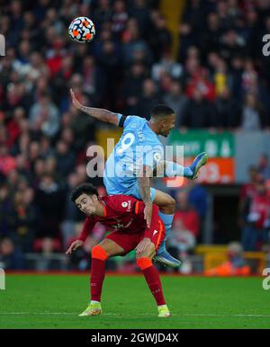 Curtis Jones de Liverpool (à gauche) et Gabriel Jesus de Manchester City se battent pour le ballon lors du match de la Premier League à Anfield, Liverpool. Date de la photo: Dimanche 3 octobre 2021. Banque D'Images