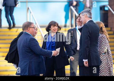 MANCHESTER, ROYAUME-UNI. 3 OCT Mark Francois, député de Rayleigh et Wickford, parle au député Jacob Rees-Mogg, chef de la Chambre des communes, lors de la conférence du Parti conservateur à Manchester Central, à Manchester, le dimanche 3 octobre 2021. (Credit: MI News) Credit: MI News & Sport /Alamy Live News Banque D'Images