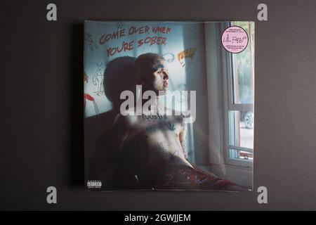 Moscou, Russie - 3 octobre 2021: Deluxe 2 LP Edition de l'album de l'american rapper Lil peep Come over when you're So. Disque vinyle scellé. Banque D'Images