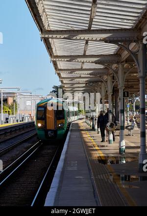 Le train des chemins de fer du Sud s'approche de la gare de Bognor Regis. Banque D'Images