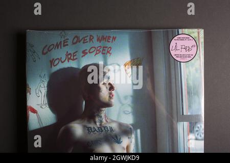 Moscou, Russie - 3 octobre 2021: Deluxe 2 LP Edition de l'album de l'american rapper Lil peep Come over when you're So. Disque vinyle scellé. Banque D'Images