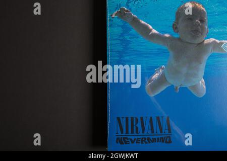 Moscou, Russie - 3 octobre 2021 : gros plan de l'album Nevermind de Nirvana. Disque vinyle LP scellé. Banque D'Images
