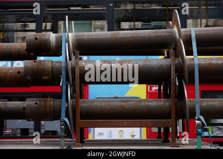 Gros plan des tubes métalliques vus à l'arrière d'un camion. Banque D'Images