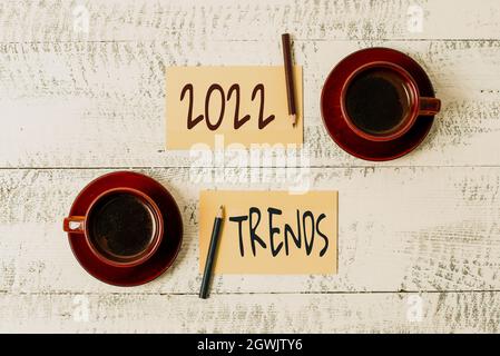 Légende présentant 2022 tendances. Concept d'affaires direction générale dans laquelle quelque chose développe ou modifie l'affichage de différentes couleurs Banque D'Images