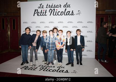 Ilan Debrabant (C.) Acteur français, aux côtés des enfants acteurs au photocall de la première projection du nouveau film le Tresor du petit Nicolas (le Trésor du petit Nicolas) tenu au théâtre du Grand Rex. Paris, France, le 3 octobre 2021. Photo de DanielDerajinski/ABACAPRESS.COM Banque D'Images