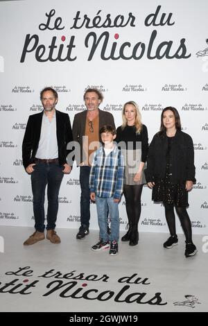 Julien Rappeneau, réalisateur français, Jean Paul Rouve, acteur français, Ilan Debrabant, Audrey Lamy, actrice française, et Anne Goscinny, fille de l'écrivain René Goscinny, à la séance photo de la première projection du nouveau film le Tresor du petit Nicolas (le Trésor du petit Nicolas) qui se tient au Grand Rex. Paris, France, le 3 octobre 2021. Photo de DanielDerajinski/ABACAPRESS.COM Banque D'Images