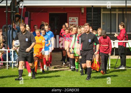 Strood, Royaume-Uni. 03ème octobre 2021. Les deux équipes entrent sur le terrain pendant le match de première catégorie de la Ligue nationale des femmes de la FA entre Gillingham et Portsmouth au Rochester United Sports Ground à Strood, en Angleterre. Crédit: SPP Sport presse photo. /Alamy Live News Banque D'Images