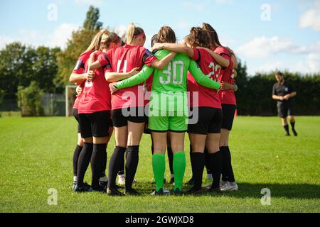 Strood, Royaume-Uni. 03ème octobre 2021. L'équipe de Gillingham se rencontre pendant le match de première catégorie de la Ligue nationale des femmes de la FA entre Gillingham et Portsmouth au Rochester United Sports Ground à Strood, en Angleterre. Crédit: SPP Sport presse photo. /Alamy Live News Banque D'Images