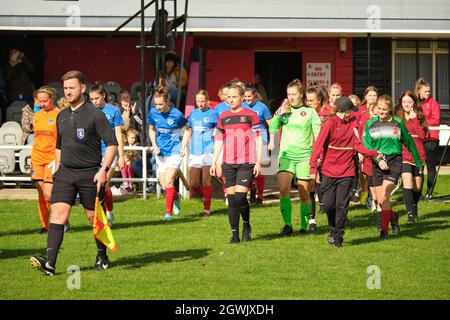 Strood, Royaume-Uni. 03ème octobre 2021. Les deux équipes entrent sur le terrain pendant le match de première catégorie de la Ligue nationale des femmes de la FA entre Gillingham et Portsmouth au Rochester United Sports Ground à Strood, en Angleterre. Crédit: SPP Sport presse photo. /Alamy Live News Banque D'Images