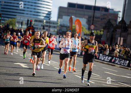 Londres, Royaume-Uni. 03ème octobre 2021. Les coureurs participent au 41e marathon de Londres 2021. Crédit : SOPA Images Limited/Alamy Live News Banque D'Images