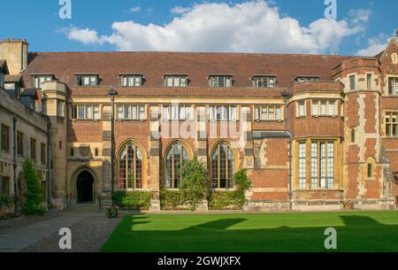 Façade du musée du Christ's College court historique avec entrée ornée et fenêtres médiévales devant la pelouse de Cambridge, Angleterre Banque D'Images