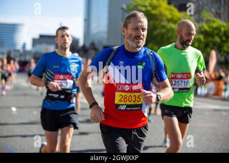 Londres, Royaume-Uni. 03ème octobre 2021. Les coureurs participent au 41e marathon de Londres 2021. Crédit : SOPA Images Limited/Alamy Live News Banque D'Images