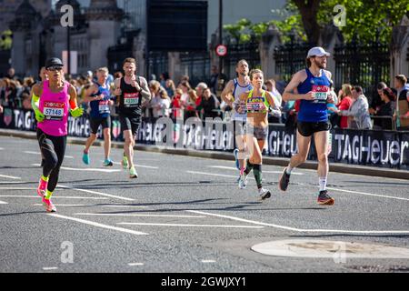 Londres, Royaume-Uni. 03ème octobre 2021. Les coureurs participent au 41e marathon de Londres 2021. Crédit : SOPA Images Limited/Alamy Live News Banque D'Images