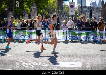 Londres, Royaume-Uni. 03ème octobre 2021. Les coureurs participent au 41e marathon de Londres 2021. Crédit : SOPA Images Limited/Alamy Live News Banque D'Images