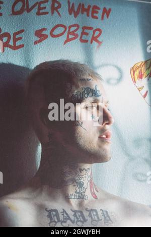 Moscou, Russie - 3 octobre 2021 : gros plan de la couverture de l'album du rappeur américain Lil peep venez quand vous êtes sobre. Disque vinyle scellé. Banque D'Images