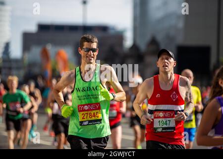 Londres, Royaume-Uni. 03ème octobre 2021. Les coureurs participent au 41e marathon de Londres 2021. Crédit : SOPA Images Limited/Alamy Live News Banque D'Images