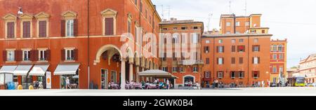 Modène, Italie - 4 septembre 2021 : Piazza Roma, avec des clients assis aux tables d'un restaurant en plein air. Banque D'Images