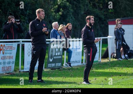 Strood, Royaume-Uni. 03ème octobre 2021. Josh Oatham, directeur de Gillingham, et Toby Waters, directeur adjoint de Gillingham, lors du match de première catégorie de la Ligue nationale des femmes de la FA entre Gillingham et Portsmouth au Rochester United Sports Ground à Strood, en Angleterre. Crédit: SPP Sport presse photo. /Alamy Live News Banque D'Images