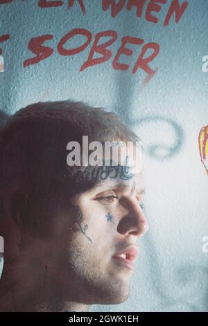 Moscou, Russie - 3 octobre 2021 : gros plan de la couverture de l'album du rappeur américain Lil peep venez quand vous êtes sobre. Disque vinyle scellé. Banque D'Images