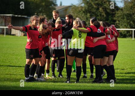 Strood, Royaume-Uni. 03ème octobre 2021. Gillingham célèbre la victoire lors du match de première catégorie de la Ligue nationale des femmes de la FA entre Gillingham et Portsmouth au Rochester United Sports Ground à Strood, en Angleterre. Crédit: SPP Sport presse photo. /Alamy Live News Banque D'Images