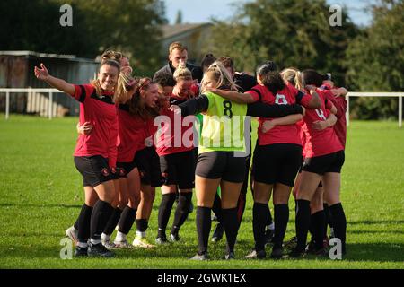 Strood, Royaume-Uni. 03ème octobre 2021. Gillingham célèbre la victoire lors du match de première catégorie de la Ligue nationale des femmes de la FA entre Gillingham et Portsmouth au Rochester United Sports Ground à Strood, en Angleterre. Crédit: SPP Sport presse photo. /Alamy Live News Banque D'Images