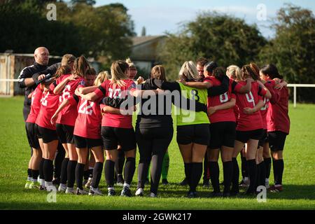 Strood, Royaume-Uni. 03ème octobre 2021. L'équipe de Gillingham s'est exprimé après le match de première catégorie de la Ligue nationale des femmes de la FA entre Gillingham et Portsmouth au Rochester United Sports Ground à Strood, en Angleterre. Crédit: SPP Sport presse photo. /Alamy Live News Banque D'Images