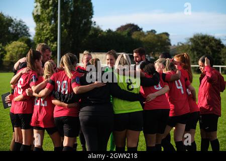 Strood, Royaume-Uni. 03ème octobre 2021. L'équipe de Gillingham se rencontre pendant le match de première catégorie de la Ligue nationale des femmes de la FA entre Gillingham et Portsmouth au Rochester United Sports Ground à Strood, en Angleterre. Crédit: SPP Sport presse photo. /Alamy Live News Banque D'Images