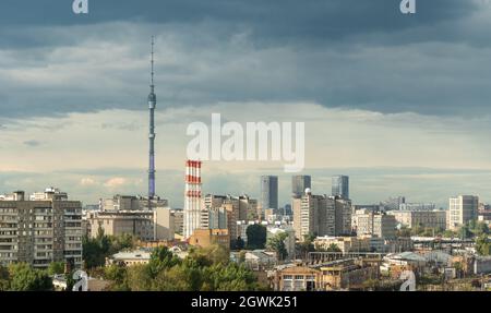 Tour d'Ostankino au-dessus du paysage urbain de Moscou en été, Russie. Panorama de Moscou et tour de télévision sur fond bleu ciel. Horizon de la ville de Moscou avec panoramique Banque D'Images