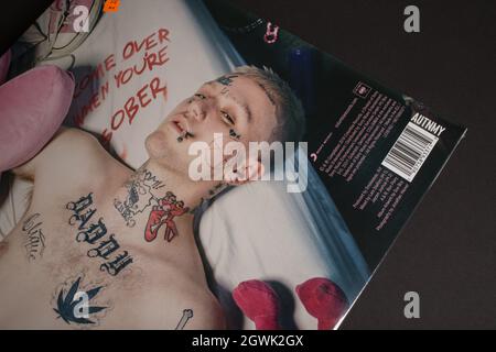 Moscou, Russie - 3 octobre 2021: Deluxe 2 LP Edition de l'album de l'american rapper Lil peep Come over when you're So. Disque vinyle scellé. Banque D'Images