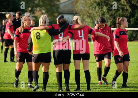 Strood, Royaume-Uni. 03ème octobre 2021. Gillingham célèbre la victoire lors du match de première catégorie de la Ligue nationale des femmes de la FA entre Gillingham et Portsmouth au Rochester United Sports Ground à Strood, en Angleterre. Crédit: SPP Sport presse photo. /Alamy Live News Banque D'Images