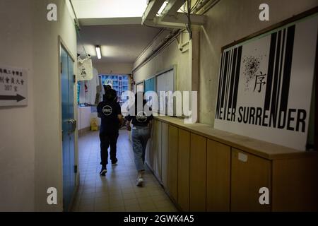 Hong Kong, Hong Kong. 03ème octobre 2021. Une bannière lisant "ne jamais abandonner" vu en dehors de la réunion de HKCTU.sous la répression politique, le plus grand syndicat d'opposition de Hong Kong, la Confédération des syndicats de Hong Kong (HKCTU) a aujourd'hui une réunion spéciale et a passé le vote de dissolution, mettant fin à ses 31 années de service depuis 1990, Suite à une large opposition des autorités chinoises dans la ville. (Photo par Alex Chan TSZ Yuk /SOPA Images/Sipa USA) crédit: SIPA USA/Alay Live News Banque D'Images