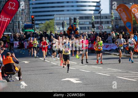 Londres, Royaume-Uni. 03ème octobre 2021. Les coureurs participent au 41e marathon de Londres 2021. (Photo par Pietro Recchia/SOPA Images/Sipa USA) crédit: SIPA USA/Alay Live News Banque D'Images