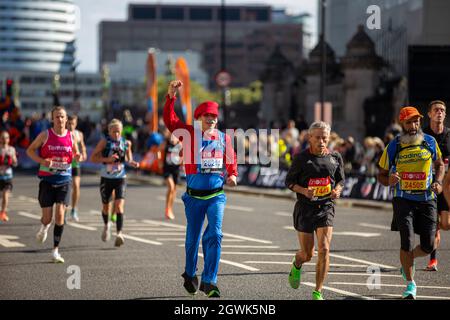 Londres, Royaume-Uni. 03ème octobre 2021. Les coureurs participent au 41e marathon de Londres 2021. (Photo par Pietro Recchia/SOPA Images/Sipa USA) crédit: SIPA USA/Alay Live News Banque D'Images