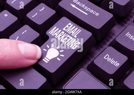 Affiche affichant le marketing par e-mail. Mot écrit sur l'envoi d'un message commercial à un groupe de montrer en utilisant le mail en tapant Nouveau contenu de blog, en écrivant le film Banque D'Images