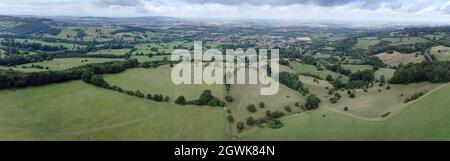 Image panoramique depuis le dessus de la campagne du Worcestershire, en regardant le village de Broadway dans la campagne des Cotswolds en Angleterre Banque D'Images