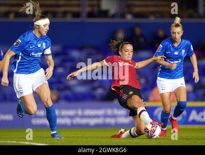 Lucy Staniforth (au centre) de Manchester United défie Jade Pennock (à droite) de Birmingham City lors du match de la Super League féminine de la FA à St. Andrew's, Birmingham. Date de la photo: Dimanche 3 octobre 2021. Banque D'Images