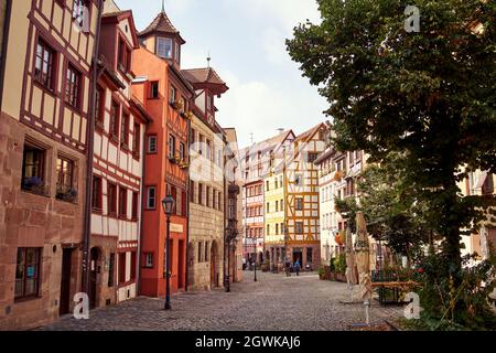 NUREMBERG, ALLEMAGNE - 18 SEPTEMBRE 2021 : rue dans le centre historique de la ville avec des maisons colorées à colombages Banque D'Images