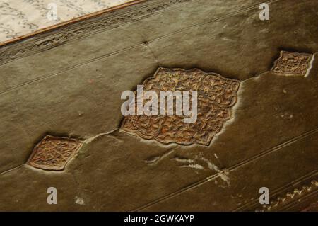 Couverture d'un livre arabe ancien. Manuscrits et textes arabes anciens Banque D'Images