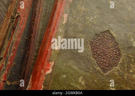 Couverture d'un livre arabe ancien. Manuscrits et textes arabes anciens Banque D'Images