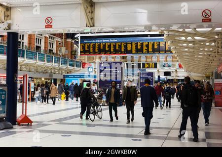 Londres, Grande-Bretagne. 30 septembre 2021. Hall et passagers à la gare de Liverpool Street. Les personnes qui voyagent à l'intérieur de la gare de Liverpool Street. Banque D'Images