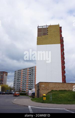 POZNAN, POLOGNE - 18 avril 2015 : un grand immeuble d'appartements avec de nombreux étages à Poznan, Pologne Banque D'Images