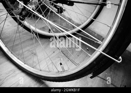 POZNAN, POLOGNE - 18 avril 2015 : gros plan en échelle de gris de roues métalliques de bicyclettes à Poznan, Pologne Banque D'Images