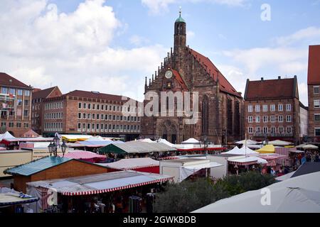 NUREMBERG, ALLEMAGNE - 18 SEPTEMBRE 2021 : marché du samedi et église Frauenkirche sur la place Hauptmarkt Banque D'Images