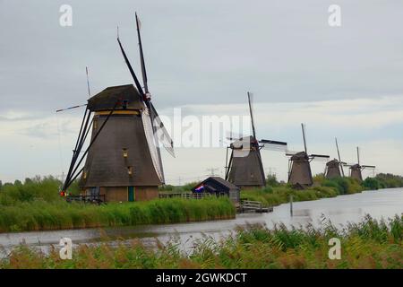 De célèbres moulins à vent hollandais à Kinderdijk d'affilée Banque D'Images