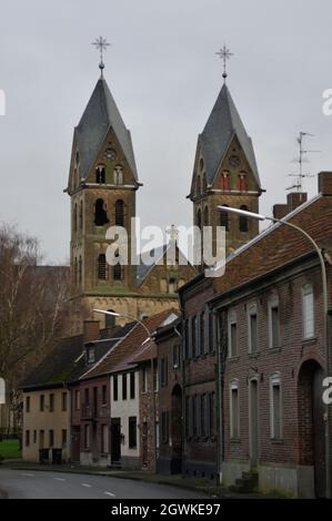 IMMERRATH, ALLEMAGNE - 06 janvier 2018 : l'église de Saint-Lambertus, Immerath, Allemagne contre le ciel blanc Banque D'Images